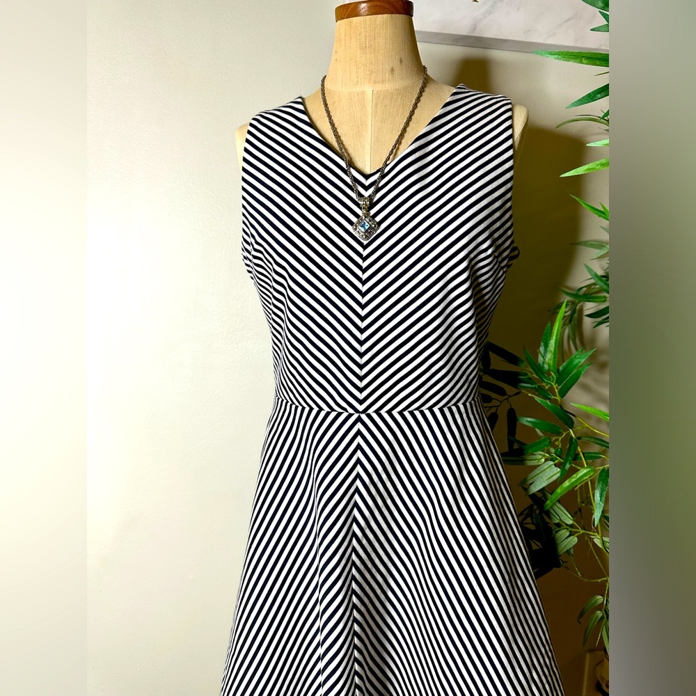 TALBOTS Dress Large Black and White Striped Sleeveless V-Neck Stretch PL